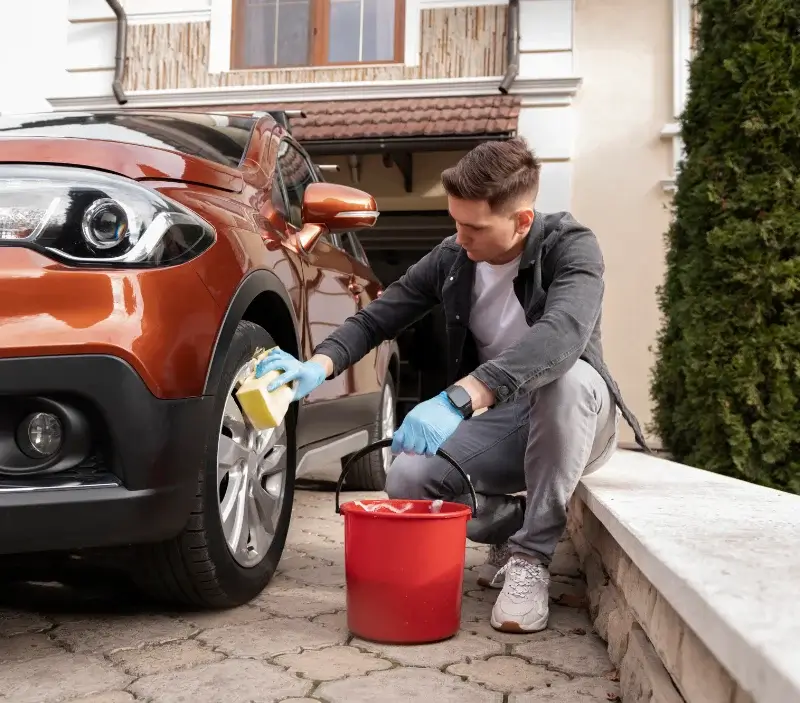 Lavage auto à domicile Giberville : professionnel intervenant sur un véhicule
